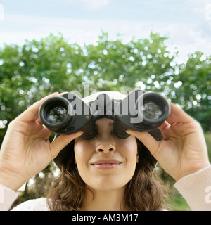 Frau auf der Suche in Ferngläser Stockfoto