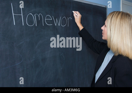 Lehrerin an einer Tafel schreiben Stockfoto
