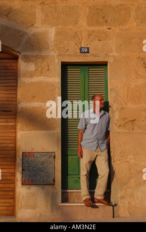 Mann im Alter von 40 im Urlaub in Spanien Tür Stockfoto