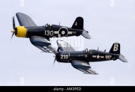 Goodyear FG-1D Corsair und CV F4U-4 Corsair-Formiat für einen Überflug auf Duxfords Flying Legends Show Stockfoto