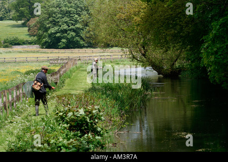 Zwei Herren Fliegenfischen an einem sonnigen Nachmittag in den Cotswolds Stockfoto