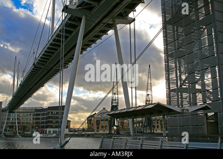 Royal Victoria Dock Bridge ist eine Unterschrift auf hohem Niveau Fußgängerbrücke überqueren der Royal Victoria Dock Docklands London england Stockfoto
