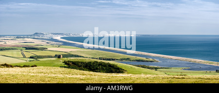 Chesil Beach Dorset UK - Blick auf St. Catherines Kapelle auf der Isle of Portland und Chiswell Stockfoto