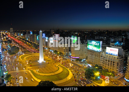 Avenida 9. Juli und dem Obelisco in der Nacht in Buenos Aires Stockfoto