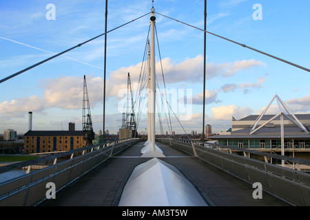 Royal Victoria Dock Bridge ist eine Unterschrift auf hohem Niveau Fußgängerbrücke überqueren der Royal Victoria Dock Docklands London england Stockfoto