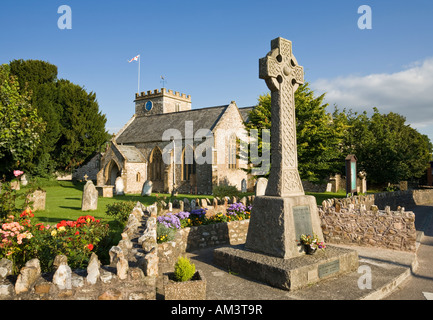 Englisches Dorf-Kirche von Str. Marys und Krieg-Denkmal in Hemyock, Devon, England, UK Stockfoto