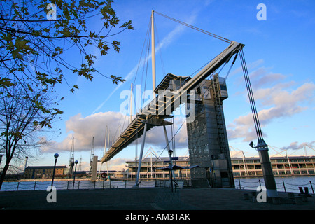 Royal Victoria Dock Bridge ist eine Unterschrift auf hohem Niveau Fußgängerbrücke überqueren der Royal Victoria Dock Docklands London england Stockfoto