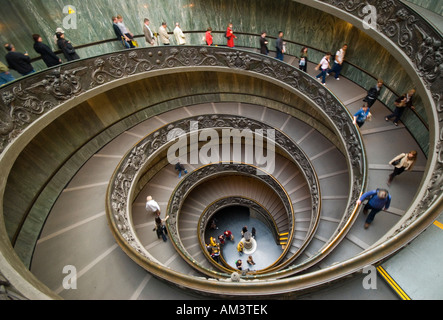 Besucher absteigend die Wendeltreppe im Vatikanischen Museum Rom Italien Stockfoto