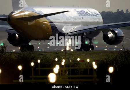 Ein Monarch Airways Düsenjet bereitet für den Start vom Flughafen London Gatwick Stockfoto