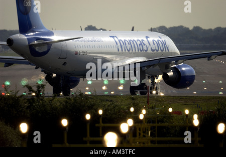 Ein Düsenjet von Thomas Cook Airways bereitet für den Start vom Flughafen London Gatwick Stockfoto