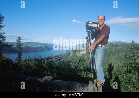 Fotograf Joe Sohm posiert mit Panorama-Kamera mit Blick auf Columbia River im US-Bundesstaat Washington Stockfoto