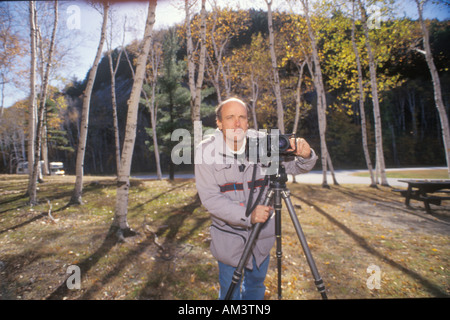 Fotograf Joe Sohm posiert mit Panorama-Kamera im Herbst Blätter von Neu-England Stockfoto