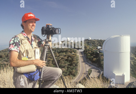 Fotograf Joe Sohm posiert mit Kamera vor Palomar Observatorium San Diego County Nordkalifornien Stockfoto