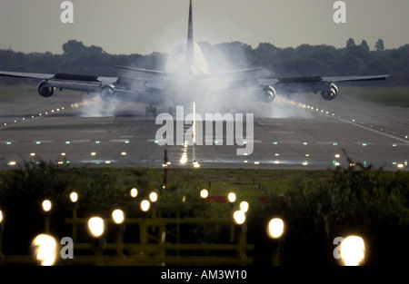Virgin Atlantic Airways Boeing 747 Jumbo macht Rauch aus seiner Reifen, wie es ins Land mit einer Beule am Flughafen London Gatwick kommt Stockfoto
