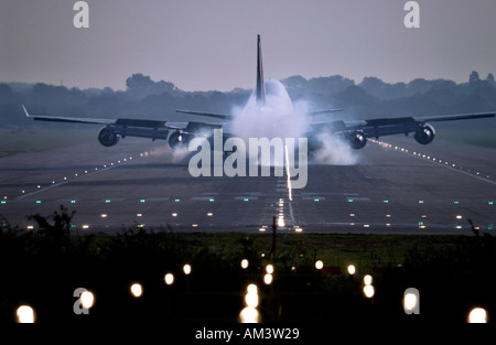 Virgin Atlantic Airways Boeing 747 Jumbo macht Rauch aus seiner Reifen, wie es ins Land mit einer Beule am Flughafen London Gatwick kommt Stockfoto