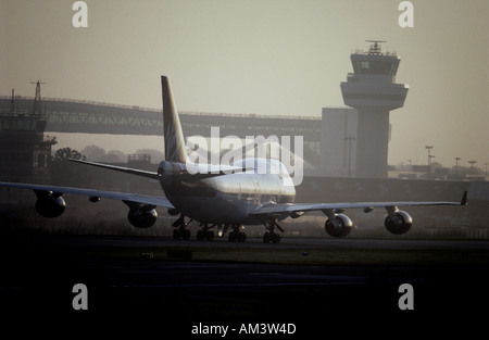 Virgin Atlantic Airways Boeing 747 Jumbo Jet taxis Vergangenheit Gatwick FlughafenKontrollturm und die Schiene Verbindung zwischen den terminals Stockfoto