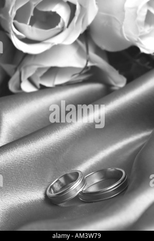 Eheringe mit Rosen in schwarz / weiß Stockfoto