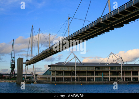 Royal Victoria Dock Bridge ist eine Unterschrift auf hohem Niveau Fußgängerbrücke überqueren der Royal Victoria Dock Docklands London england Stockfoto