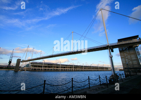 Royal Victoria Dock Bridge ist eine Unterschrift auf hohem Niveau Fußgängerbrücke überqueren der Royal Victoria Dock Docklands London england Stockfoto