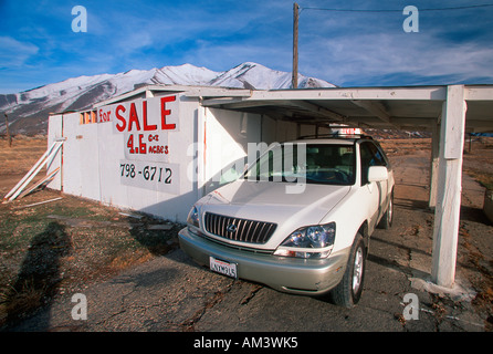 Joe Sohm Parkplatz Lexus RX300 unter dem Deckmantel der verlassenen alten Gebäude in westlichen Staaten Stockfoto