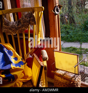 Schaukelstuhl und Waben im Gartenhäuschen im Garten in der Nähe von Hamburg Deutschland Stockfoto