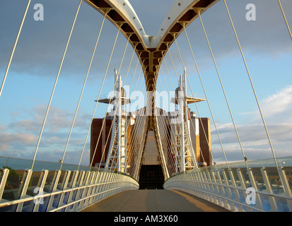 Nahaufnahme Detail der Lowry-Brücke und Quay West Gebäude, über den Manchester Ship Canal, Salford Quays, UK Stockfoto