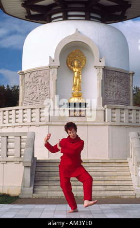 Carol Smith Yogalehrer Surya Namaskar Sonnengrüsse vor der Milton Keynes buddhistische Friedenspagode zu tun Stockfoto