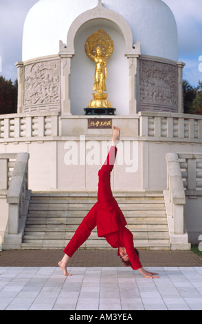 Carol Smith Yogalehrer Surya Namaskar Sonnengrüsse vor der Milton Keynes buddhistische Friedenspagode zu tun Stockfoto