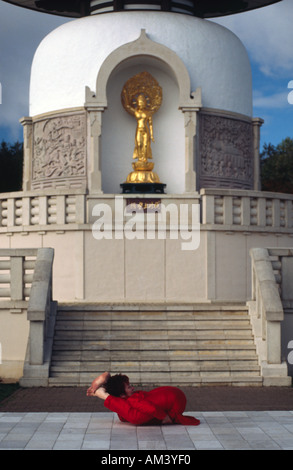 Carol Smith Yogalehrer Surya Namaskar Sonnengrüsse vor der Milton Keynes buddhistische Friedenspagode zu tun Stockfoto