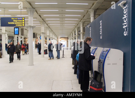 Menschen, die mit E-Ticket-Automaten am Bahnhof St Pancras International Eurostar in london Stockfoto