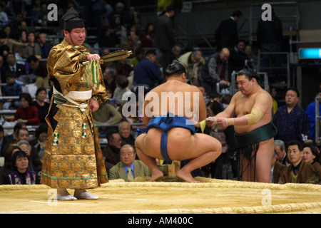 Einen feierlichen Tuch bietet an dem nächsten Wettbewerber bei der Frühling Sumo-Turnier in Osaka Kansai Japan Sumo-Ringer zu gewinnen Stockfoto