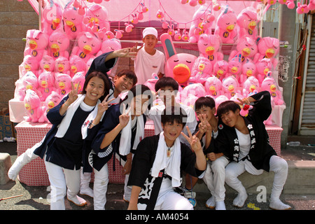 Junge japanische Kinder auf dem Kishiwada Danjiri Festival Pose vor einem Straßenstand mit hell rosa Nova Kaninchen Japan Stockfoto