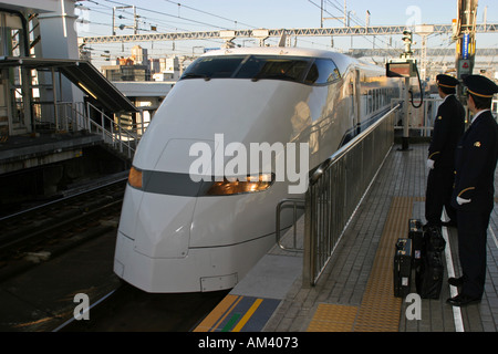 Moderne Technik das Kodama Shinkansen-Hochgeschwindigkeitszug warten am Bahnhof Shin-Osaka Kansai Japan Asien Stockfoto