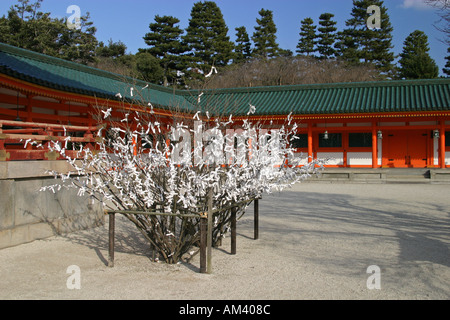 Pech Nachrichten Omikuji in Heian Jingu Schrein wegblasen das Pech an einen Baum gebunden. Stockfoto