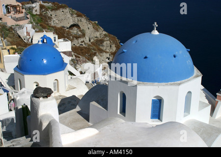 Typische Oia blau gewölbte Kirche Szene auf die romantische Hochzeitsreise griechische Insel Santorini Griechenland Europas Stockfoto