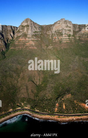 Südafrika, Cape Town, seitlichem Blick auf die zwölf Apostel Bergkette und den Atlantischen Ozean (Aerail anzeigen) Stockfoto