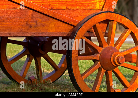 Nahaufnahme von einem hölzernen Wagenrad Stockfoto