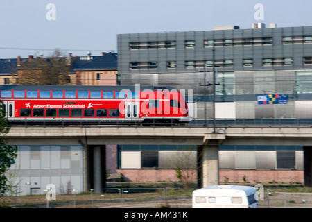 Europa, Deutschland, Berlin, eine Airport Express train Geschwindigkeiten durch Berlin. Stockfoto