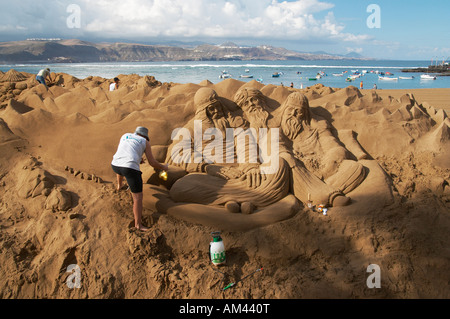 Sand Bildhauer arbeitet an der Krippe, Las Canteras Strand, Gran Canaria, Kanarische Inseln, Spanien, Europa Stockfoto