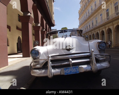 Retro-Taxi neben Golden Tulip Hotel Havana Stockfoto