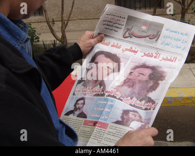 Zeitung im Irak, in dem die Festnahme von Saddam Hussein Stockfoto