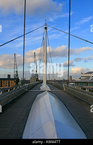 Royal Victoria Dock Bridge ist eine Unterschrift auf hohem Niveau Fußgängerbrücke überqueren der Royal Victoria Dock Docklands London england Stockfoto