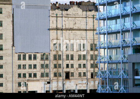 Spillers Millenium Mühlen verfallenen Gebäude neben neuen modernen Apartments royal Victoria dock Ost-London England uk gb Stockfoto