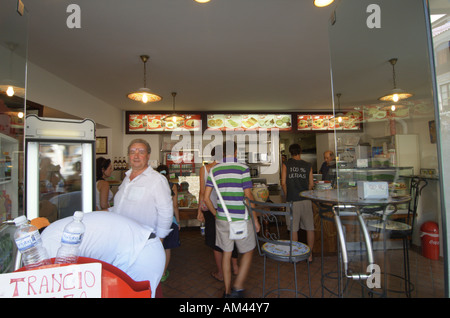 Ausflugslokal im Palazzo Duchi di Santo Stefano vor dem Dom Taormina Sizilien Italien Juli 2006 Stockfoto