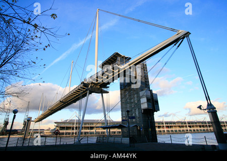 Royal Victoria Dock Bridge ist eine Unterschrift auf hohem Niveau Fußgängerbrücke überqueren der Royal Victoria Dock Docklands London england Stockfoto