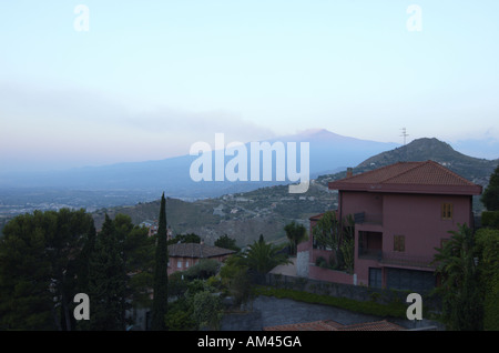 Ätna emittierende Dampf und Rauch gesehen von Taormina bei Sonne steigen Sizilien Italien Juli 2006 Stockfoto