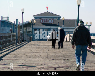 Menschen zu Fuß auf der Seal Beach Pier in Seal Beach, Kalifornien, USA Stockfoto