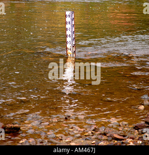 Ein Messgerät zeigt die Tiefe eines Flusses. Stockfoto