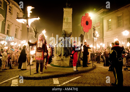 Red Indian Chief brennende Kreuze Fackelzug At The Lewes Fire Festival Sussex UK Europe Stockfoto