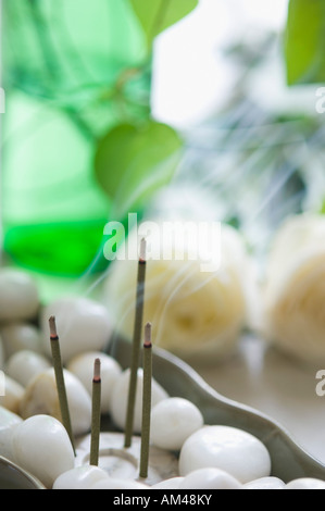 Nahaufnahme von Weihrauch-sticks mit weißen Kieselsteinen in einer Schüssel Stockfoto